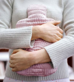 Las compresas calientes sobre el abdomen alivian los dolores menstruales