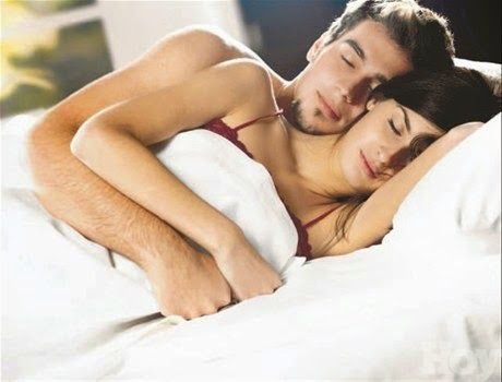 Postura de la cucharita para dormir en pareja