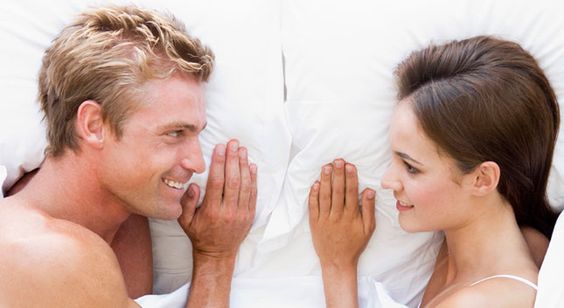 Postura de dormir enfrentados en pareja