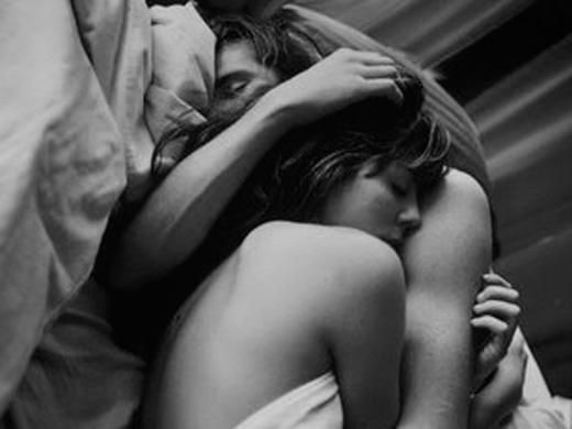 Postura para dormir abrazados en pareja